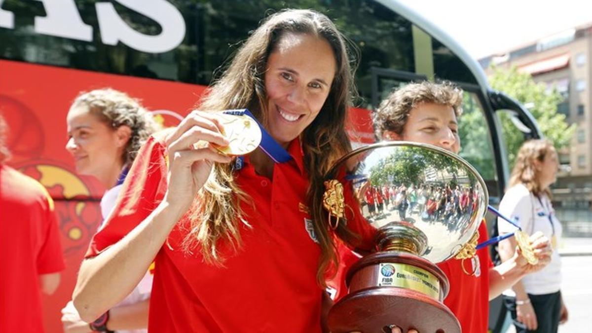 Amaya Valdemoro luce la medalla de oro que ganó España en el último Europeo.