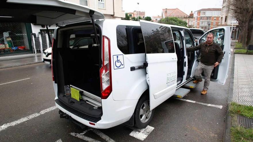 El primer taxi adaptado para discapacitados atenderá también a los vecinos  de Carreño - La Nueva España