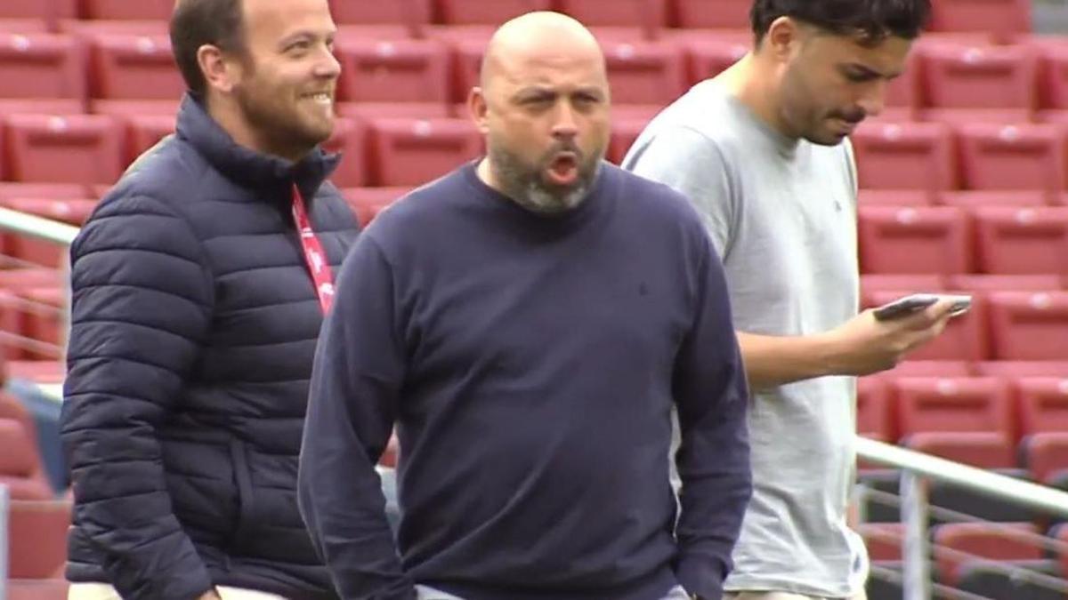El Día Después de Movistar captó a Manolo González simulando cuatro arcadas al pisar el Spotify Camp Nou