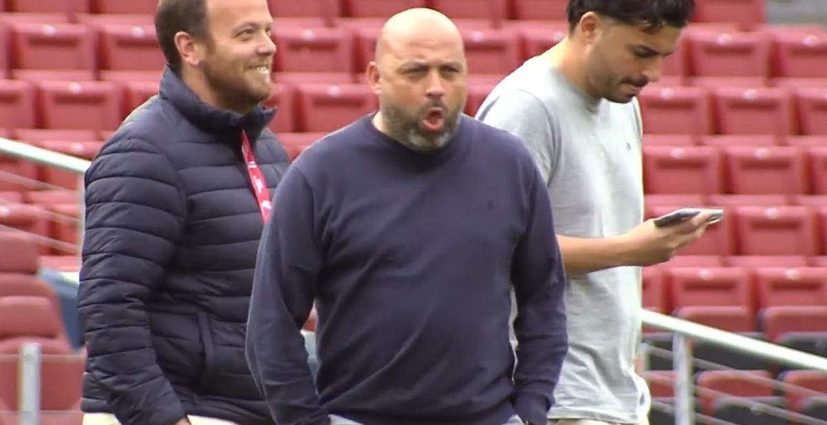 Manolo González, simulando una arcada en el Camp Nou