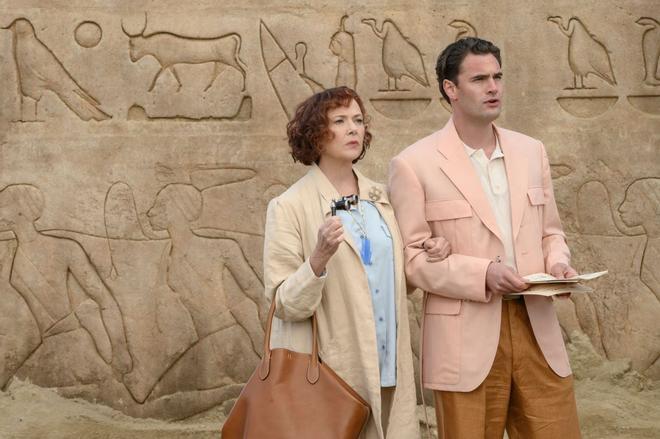 Annette Bening da vida a Euphemia Bouc y Tom Bateman, a Bouc