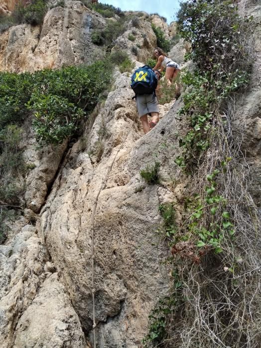 Mil peripecias para llegar a las calas de la Marin