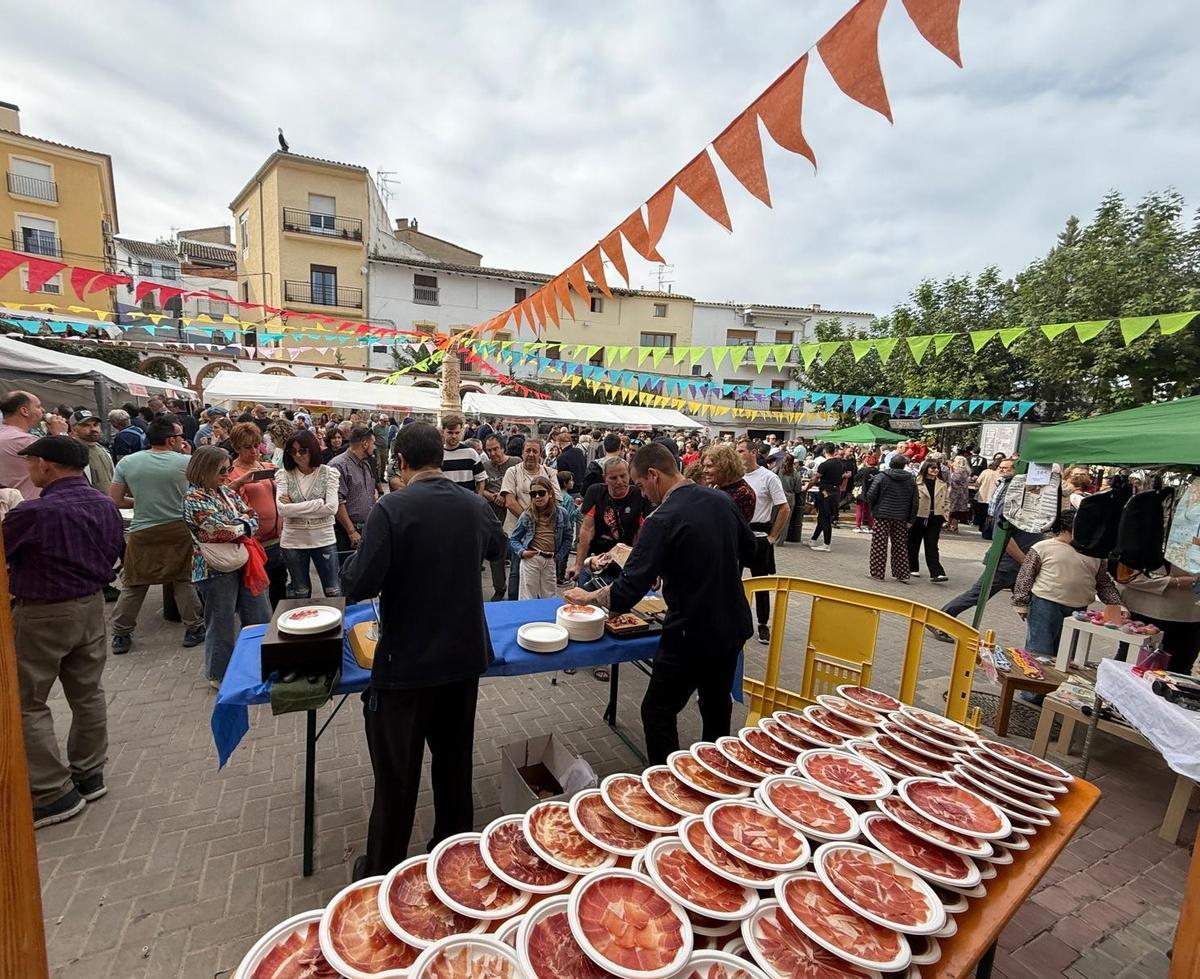 Degustación de jamón durante la X Feria de la Matanza de Zarra.