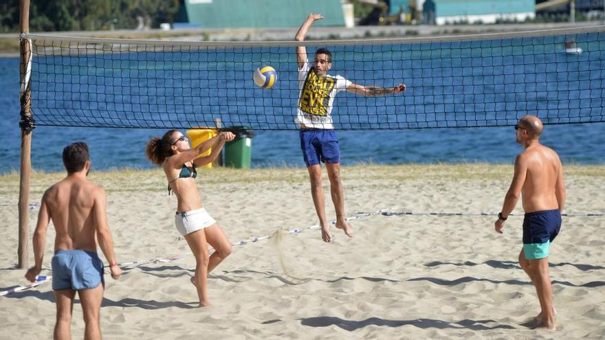 Varios jóvenes en una playa en Galicia // G. Santos