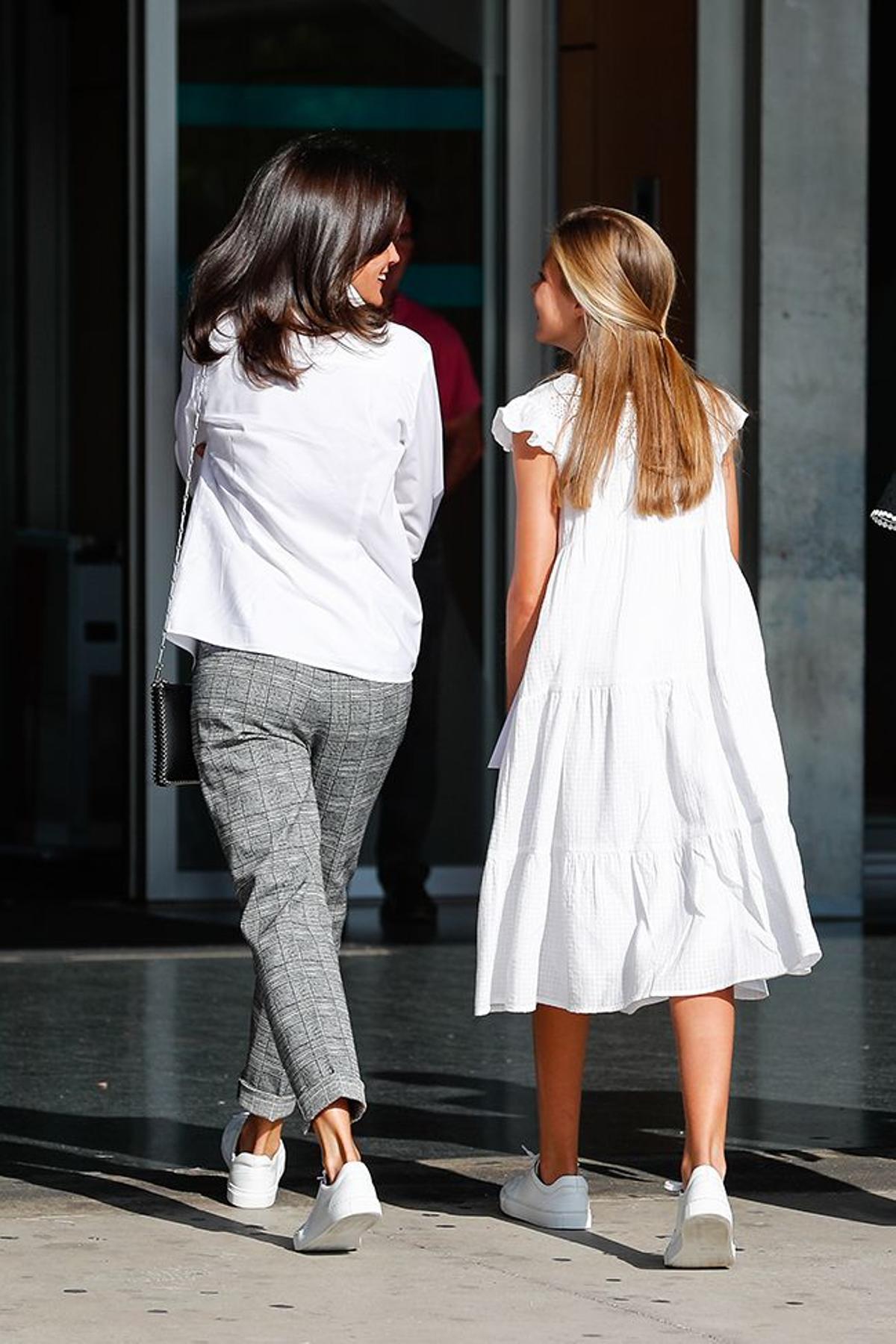 Letizia Ortiz y su hija, la infanta Sofía, entrando en el hospital para visitar al rey Juan Carlos
