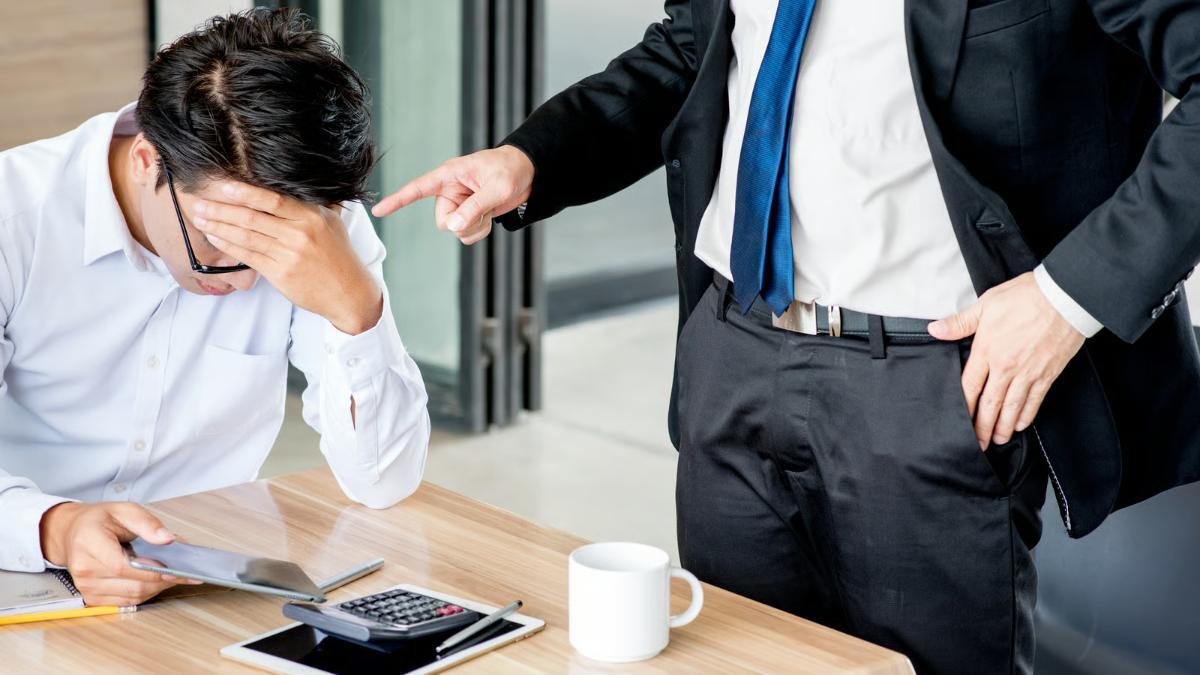 Jefe enfadado con trabajador