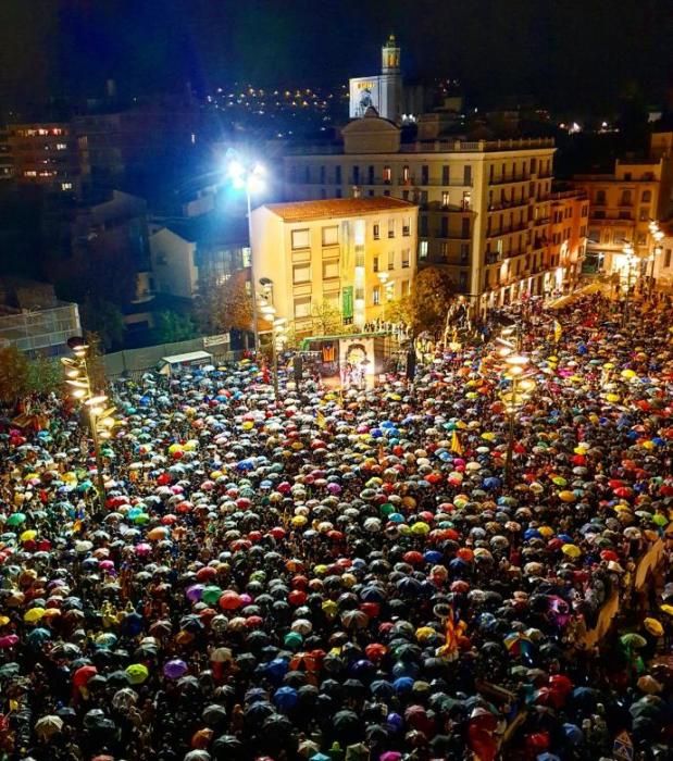 Multitudinària concentració a Girona per protestar contra la sentència del procés