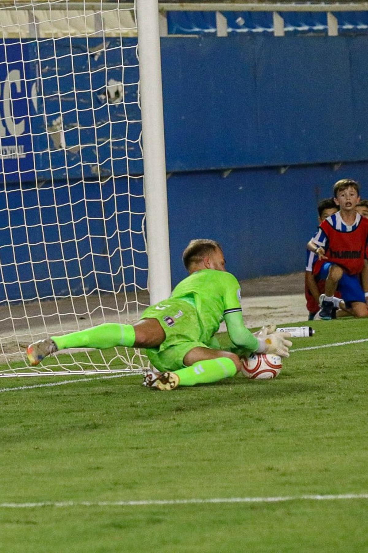 Ernestas, portero del Lorca Deportiva, parando un penalti