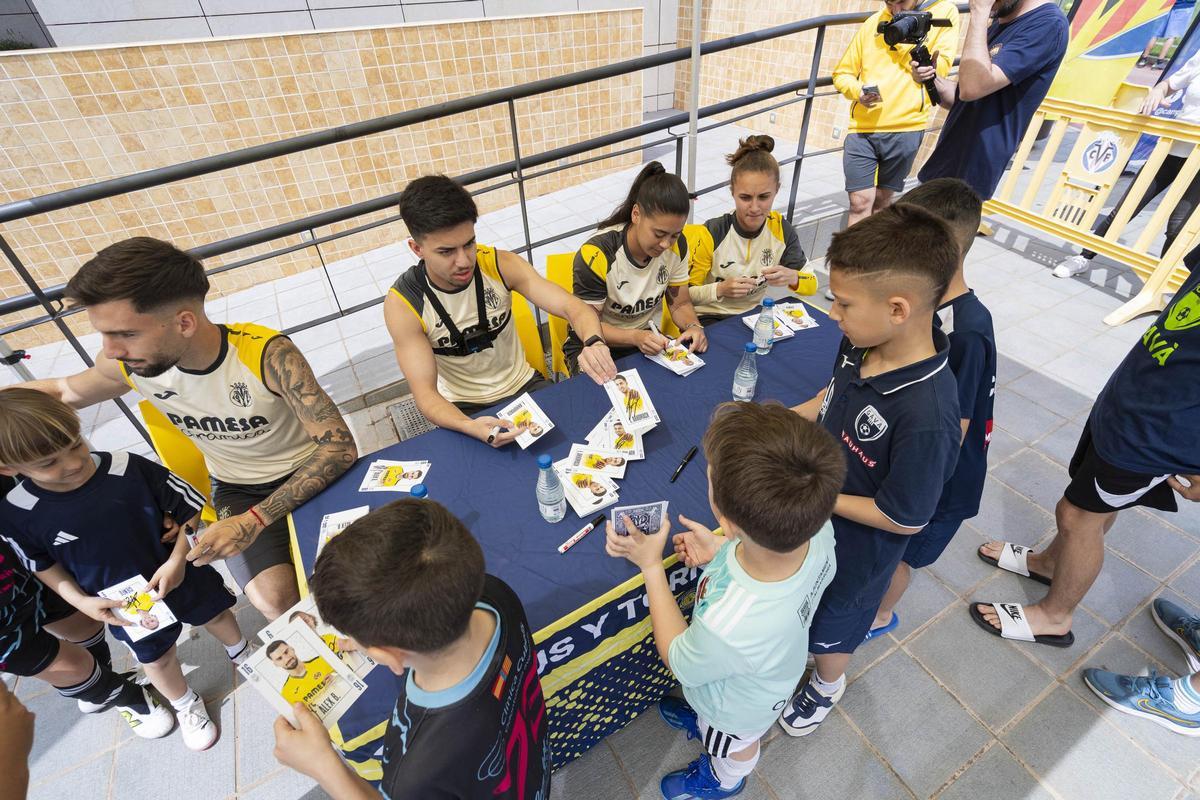 20250418 Yellow Cup Easter Juego y firma autografos 121
