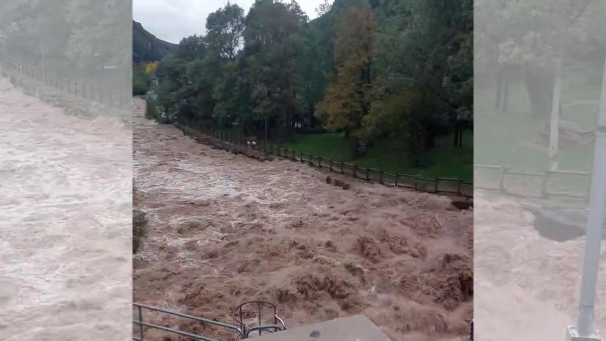 Así bajaba el río Aragón en Canfranc pueblo esta mañana