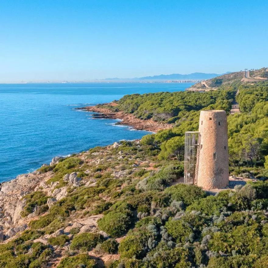 La Vía Verde que se asoma a los acantilados más salvajes del Mediterráneo