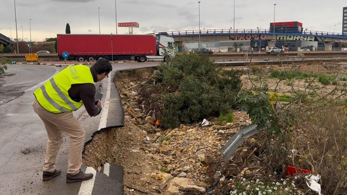 El alcalde de Alfafar hace una foto del mal estado del arcen y la ausencia de guardarraíl en los accesos.