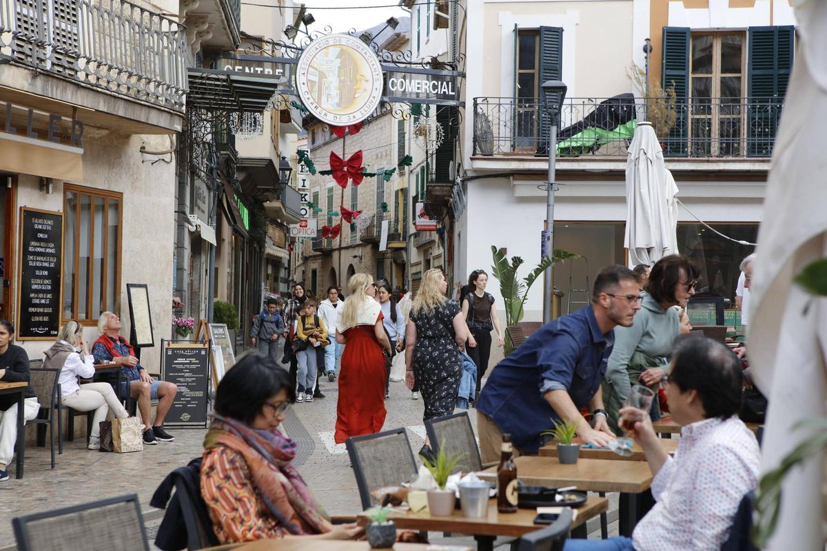 Carrer de sa Lluna in Sóller: Schon im Februar ist viel los in der Kleinstadt.