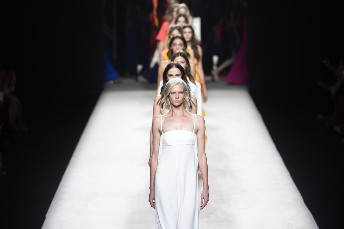 MBFW 2015: Juanjo Oliva Primavera/Verano 2016, carrusel final