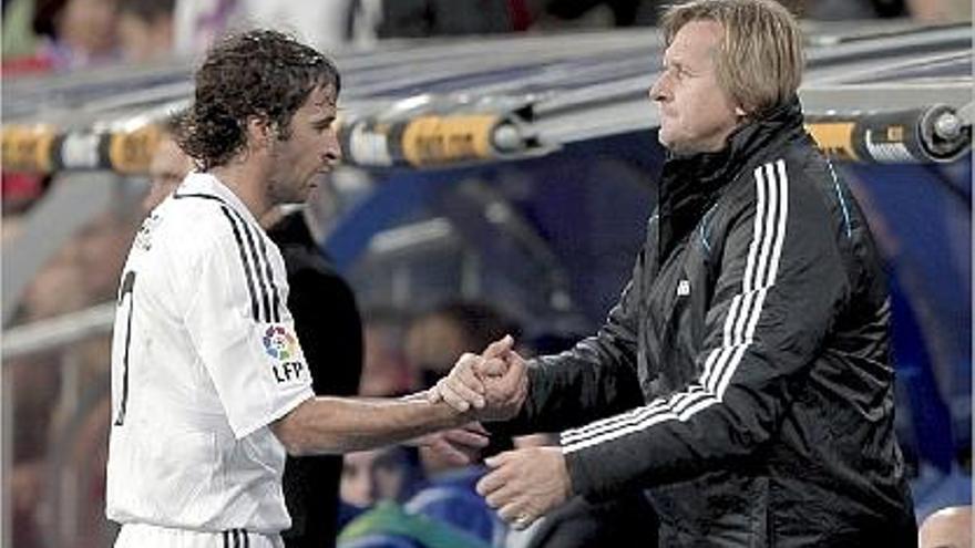 El capità i l&#039;entrenador del Madrid, Raúl i Schuster, se saluden en un moment del partit d&#039;ahir.