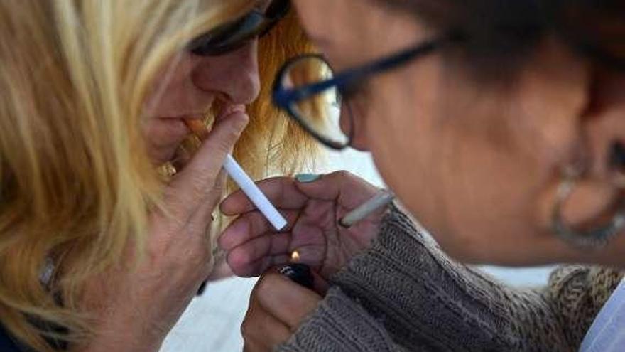 El humo del tabaco daña con más intensidad a las mujeres. // G.S.