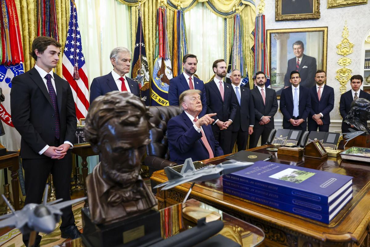 WASHINGTON (USA), 20/10/2026.- US President Donald Trump (C) responds to questions from the news media following his remarks about efforts to crack down on taxpayer fraud in the Oval Office of the White House in Washington, DC, USA, 20 October 2026. Trump and Vice President Vance announced a whistleblower program encouraging the public to report taxpayer fraud. EFE/EPA/JIM LO SCALZO / POOL