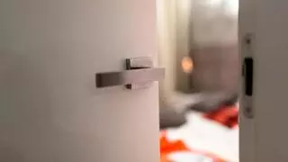 Qué significa que cierres la puerta de tu habitación al dormir, según la psicología