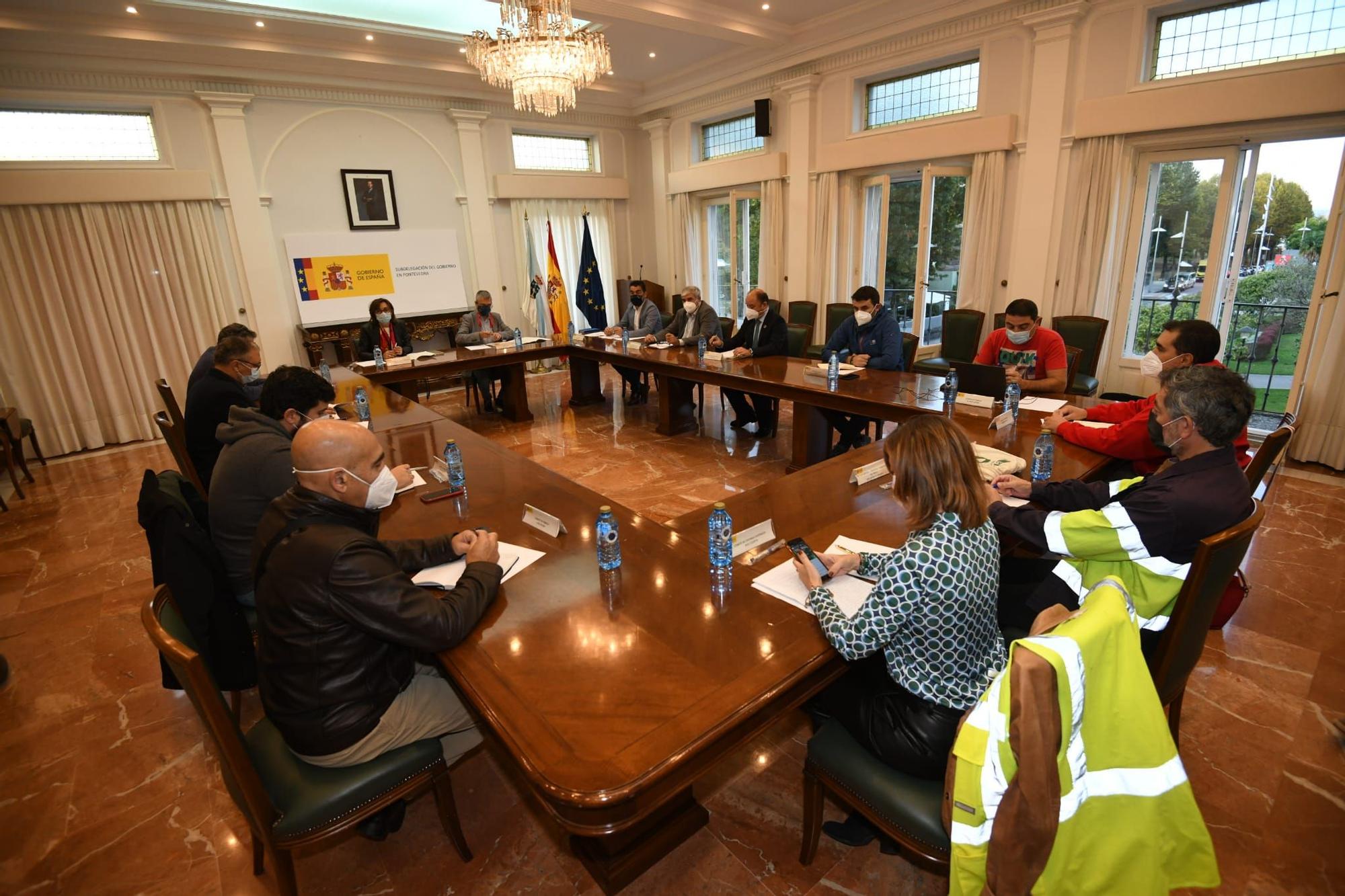 Trabajadores de Ence protestan ante la mesa de diálogo de la fábrica