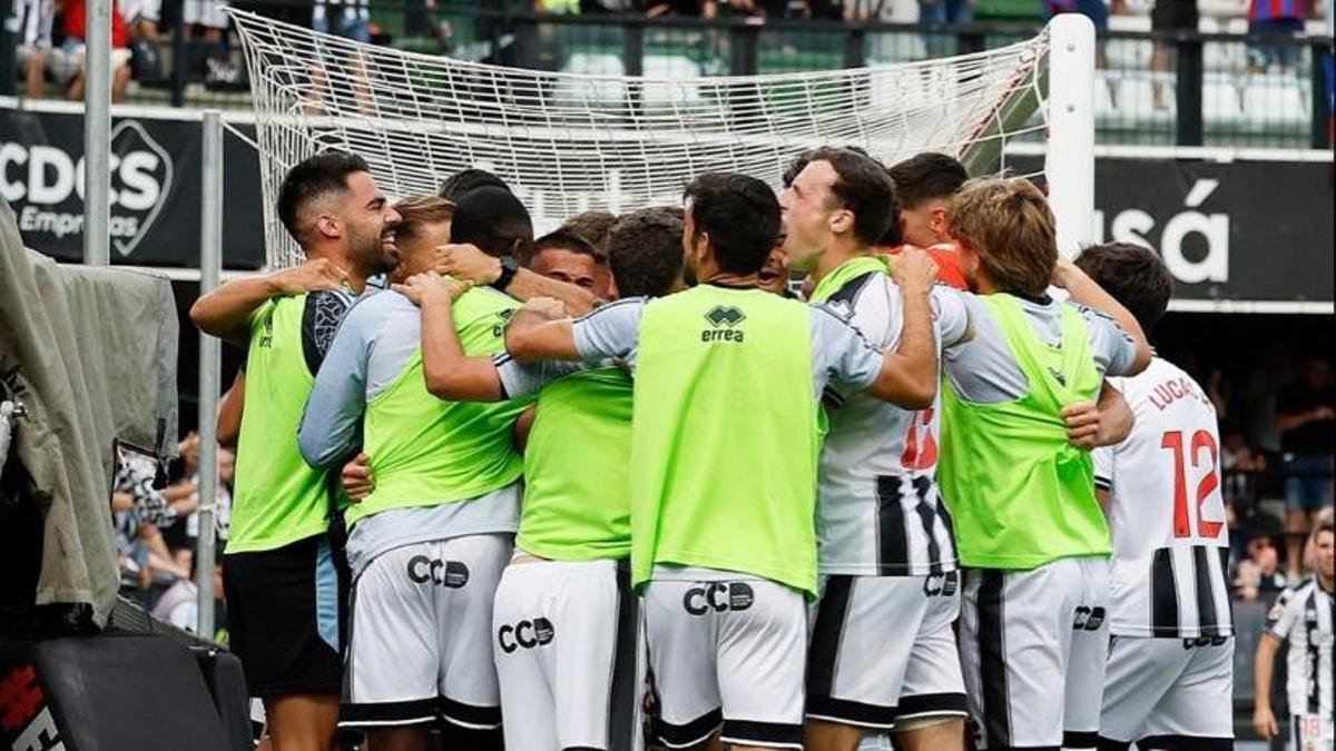 El Castellón celebra el gol de Suero.