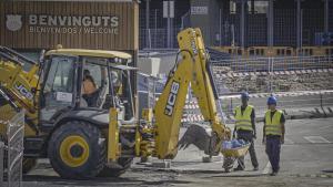 Obreros trabajan en la reforma del Camp Nou.