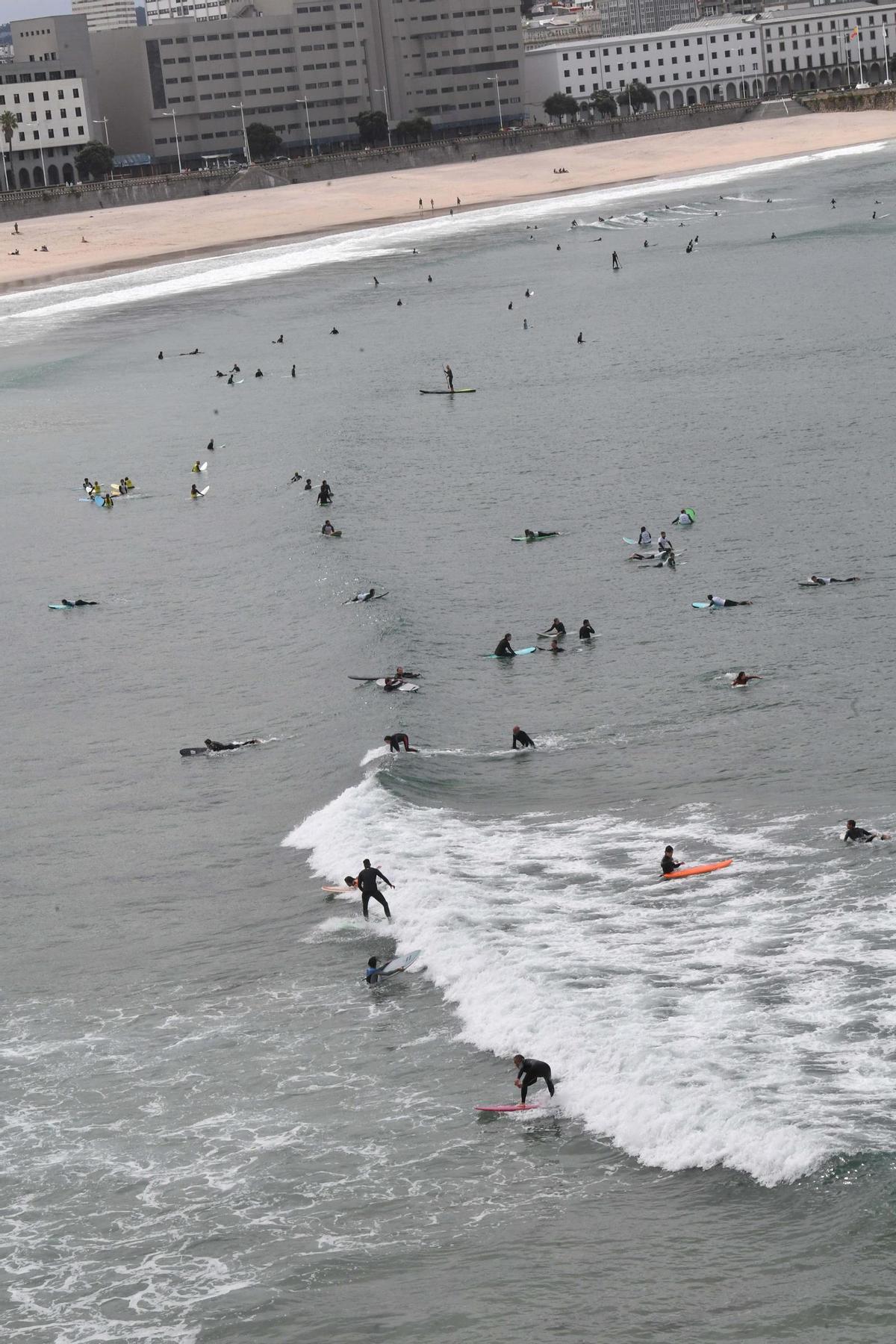 El oleaje en el Orzán anima a los surfistas de A Coruña a subirse a las tablas El oleaje en el Orzán anima a los surfistas de A Coruña a subirse a las tablas