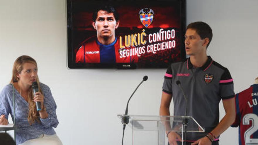 Lukic, junto a la traductora en su presentación.