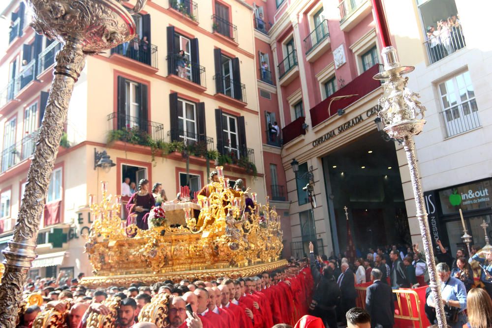 JUEVES SANTO. El Señor de la Cena recibe una petalada a la salida de su casa hermandad.