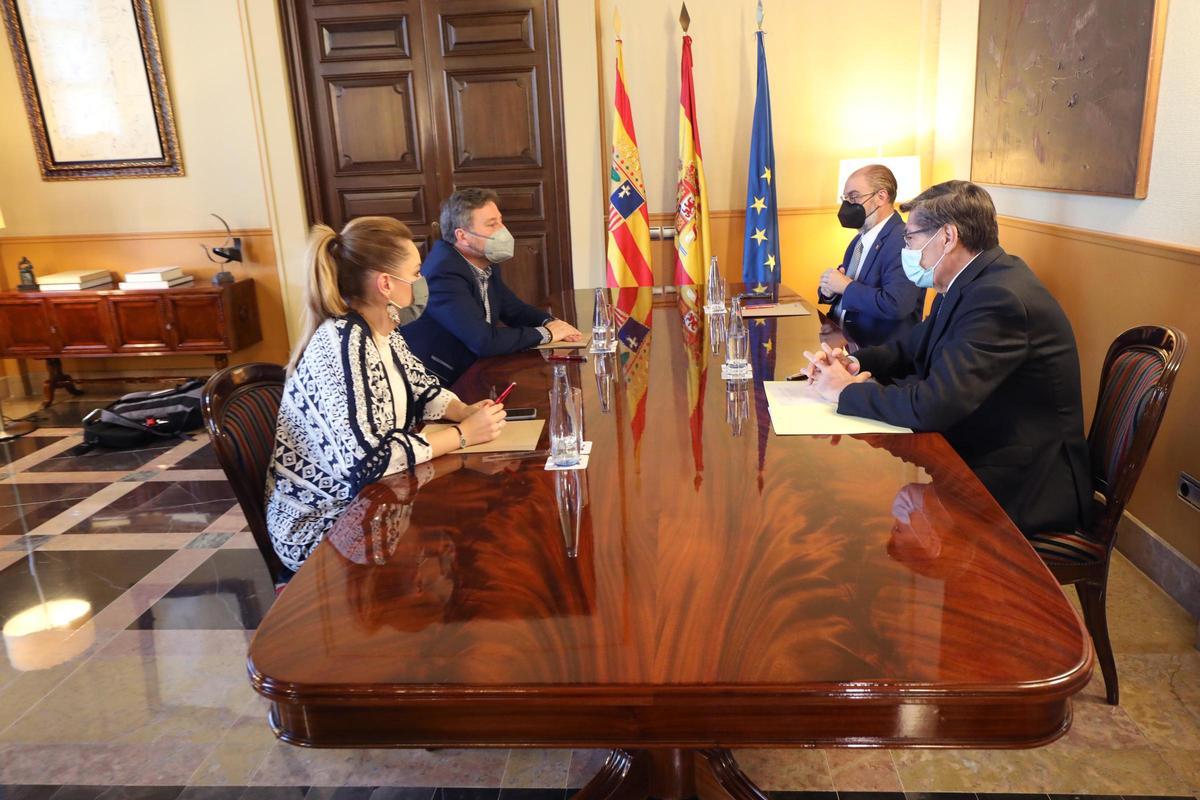 Aliaga, reunido con sus compañeros del cuatripartito, Maru Díaz (Podemos), José Luis Soro (CHA) y Javier Lambán (PSOE).