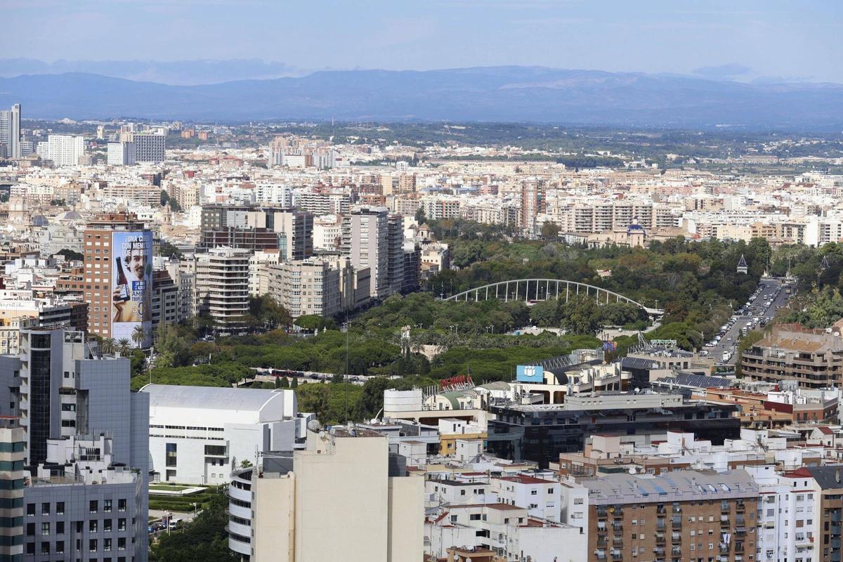 Vista aérea de edificios junto al antiguo cauce del Túria en València. Valencia. Panorámica de la ciudad desde la torre de Francia. Vista aérea Puerto Ciudad de Las Ciencias Puente de Calatrava peineta parque del Cauce del rio CAC barrio cruceros cruceristas mar playa VLC