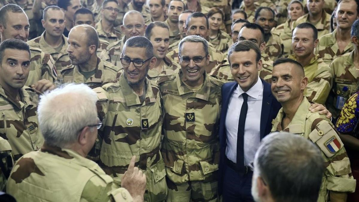 Macron posa con las tropas francesas en Mali.