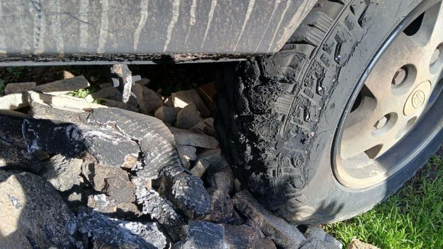 Detalle de la rueda del vehículo, parcialmente quemada. | LNE