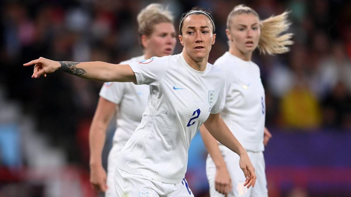 Lucy Bronze, de blanco durante el partido de la selección de fútbol inglesa contra Austria