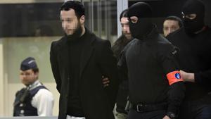Salah Abdeslam es escoltado en un tribunal durante el juicio por los ataques terroristas de Bruselas de 2016, en Bruselas (Bélgica), en una fotografía de archivo. 
