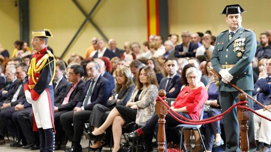 El acto militar de ayer, con la alcaldesa de Gijón, Ana González, entre el público.