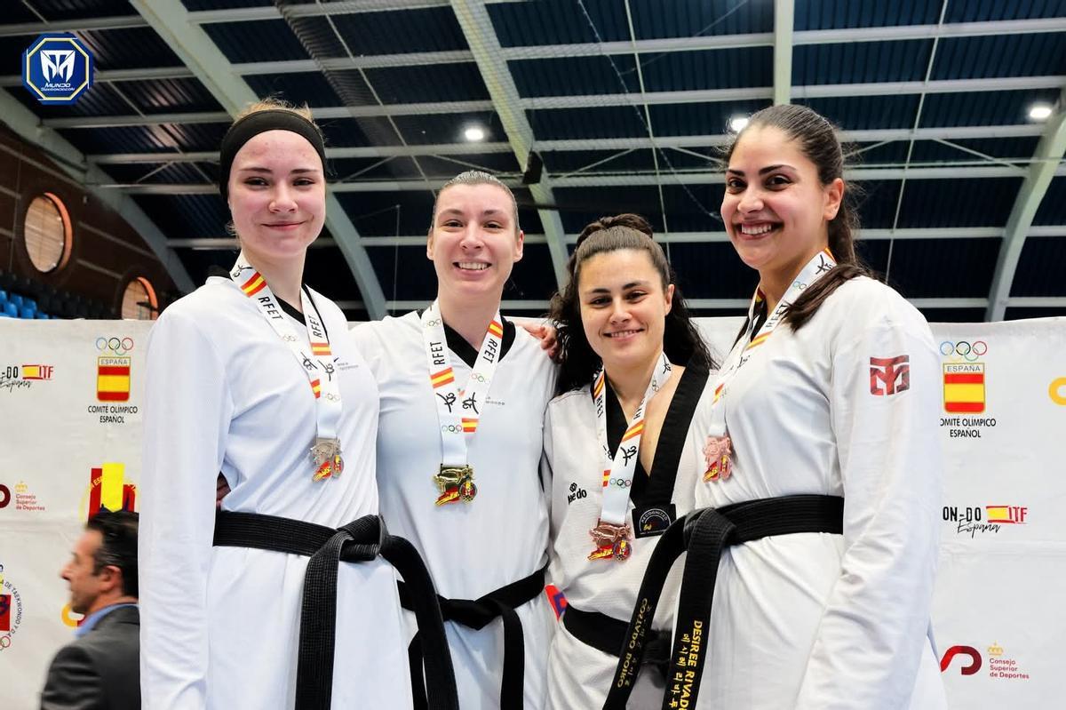 Tania Castiñeira (segunda por la izquierda) con su medalla de campeona de España, junto al resto de competidoras que se subieron al podio.