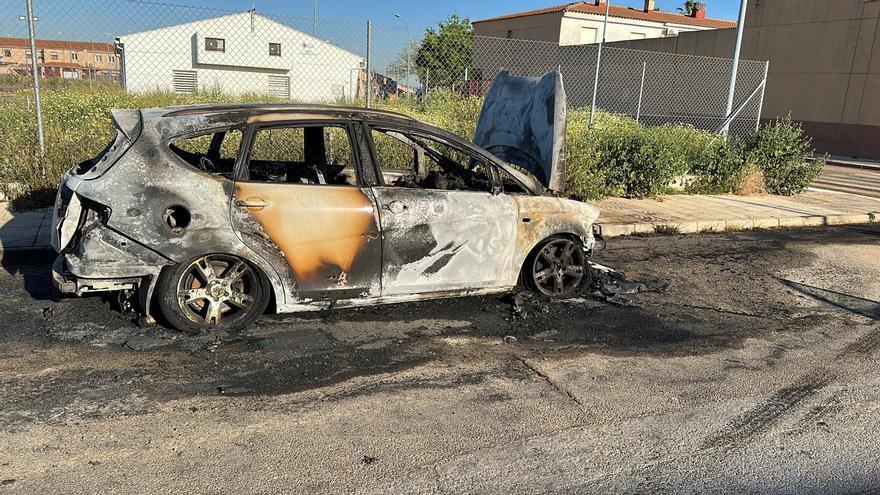 Un fuego calcina un coche en la barriada de Llera de Badajoz