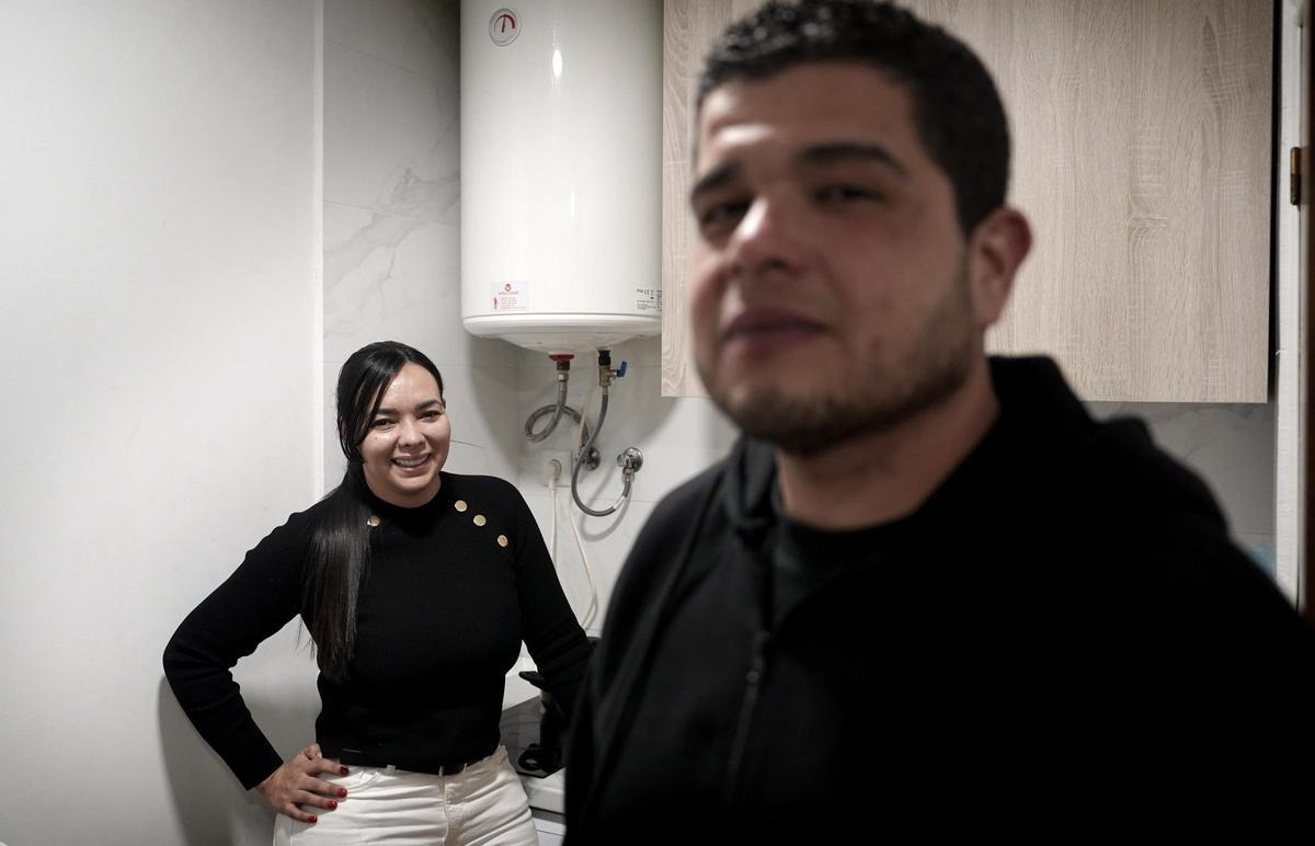 Evelyn y Johan llegaron a Madrid hace año y medio y comenzaron viviendo en una habitación de un piso compartido.