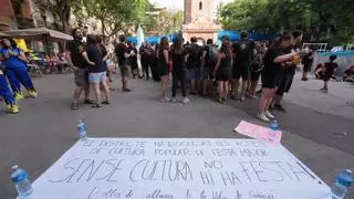 Abucheo a Batlle y una marcha fúnebre: las protestas sustituyen la cultura popular en las fiestas de Gràcia