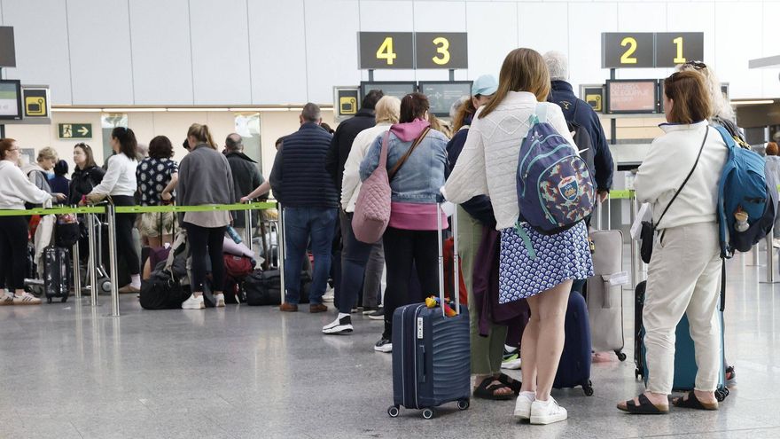Colas en los mostradores de facturación de equipajes del aeropuerto de Santiago.