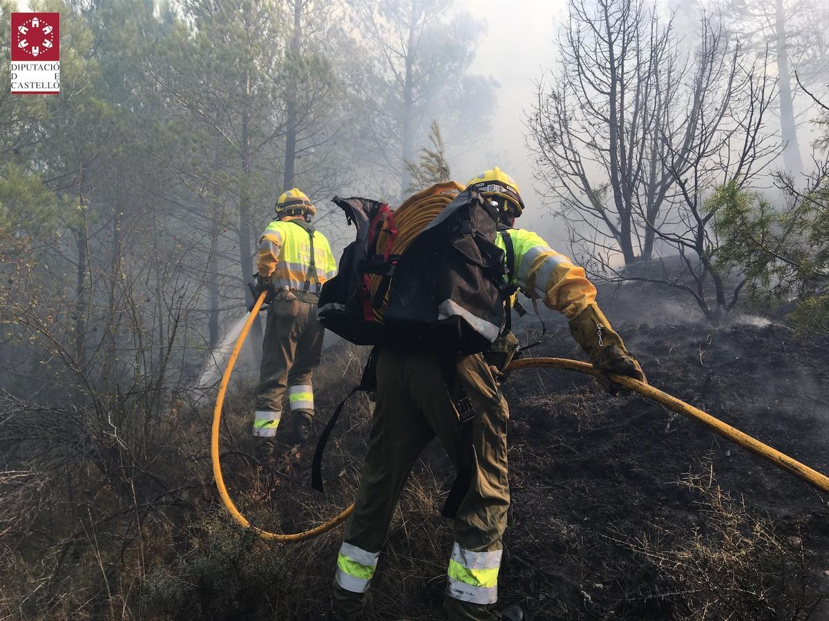 Dos bomberos forestales trabajan contra el fuego en Bejís, en imagen de archivo.