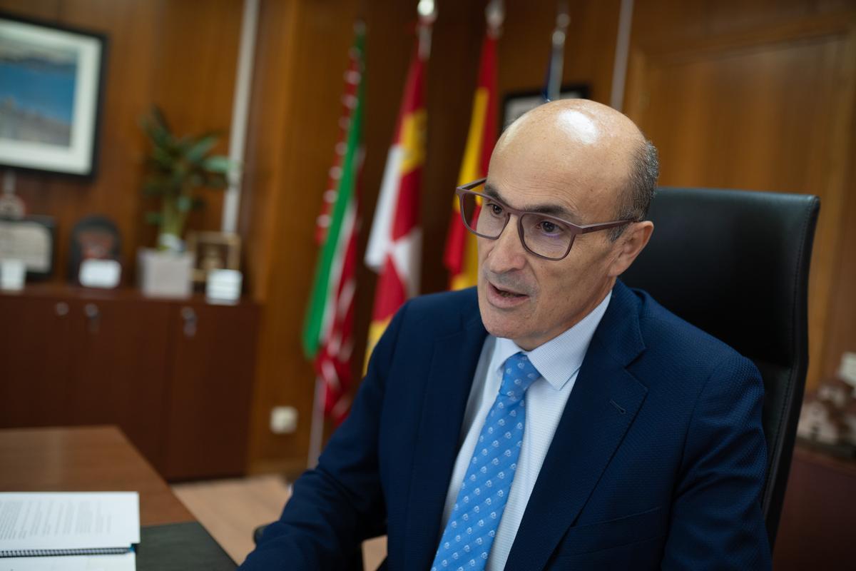 El director provincial de Educación, Fernando Prada, durante la entrevista.
