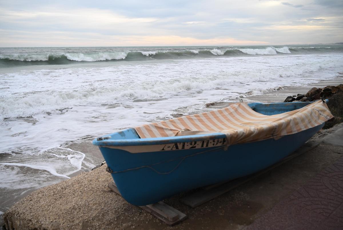Un mar embravecido por el temporal Harry engulle playas en Elche y amenaza a las casas de primera línea de El PInet