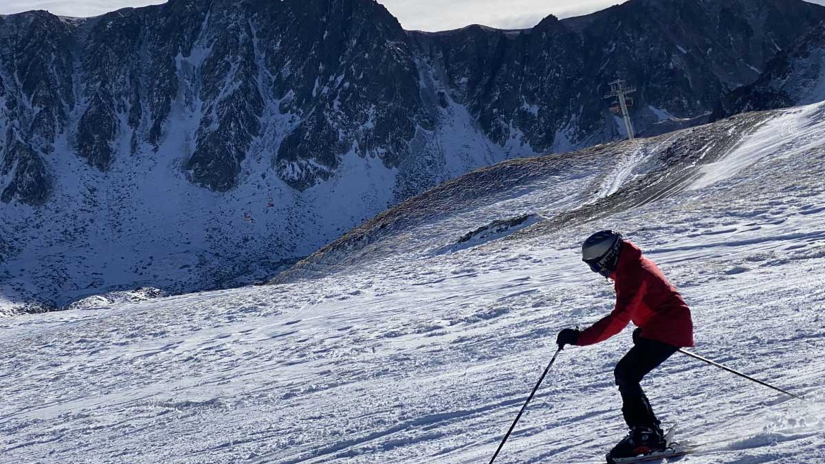 Una esquiadora el primer dia de temporada a Portè-Puymorens