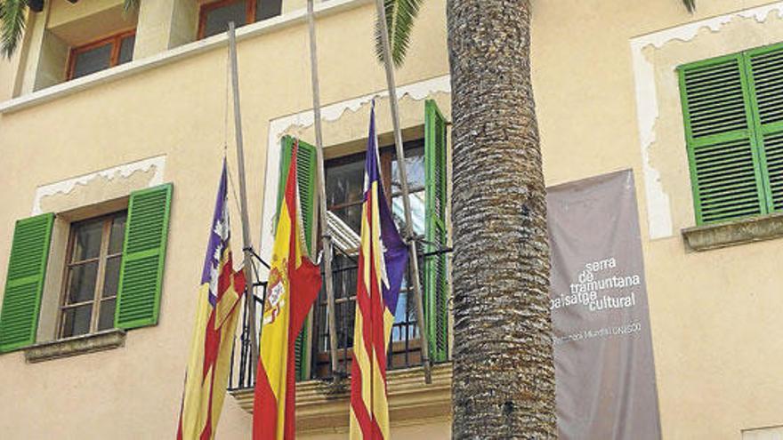 Las banderas del Ayuntamiento de Bunyola, a media asta.