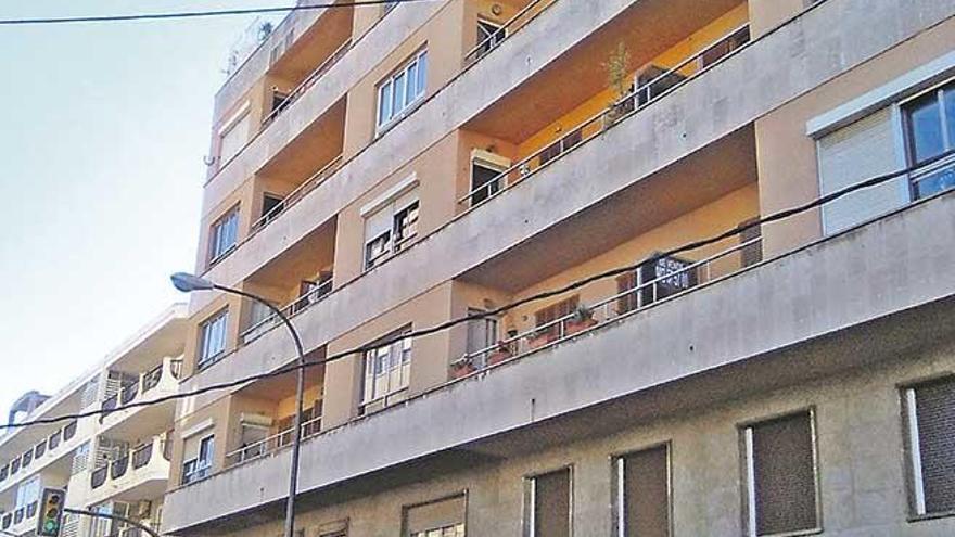 Edificio de la calle Cardenal Rossell, de donde cayó la víctima.