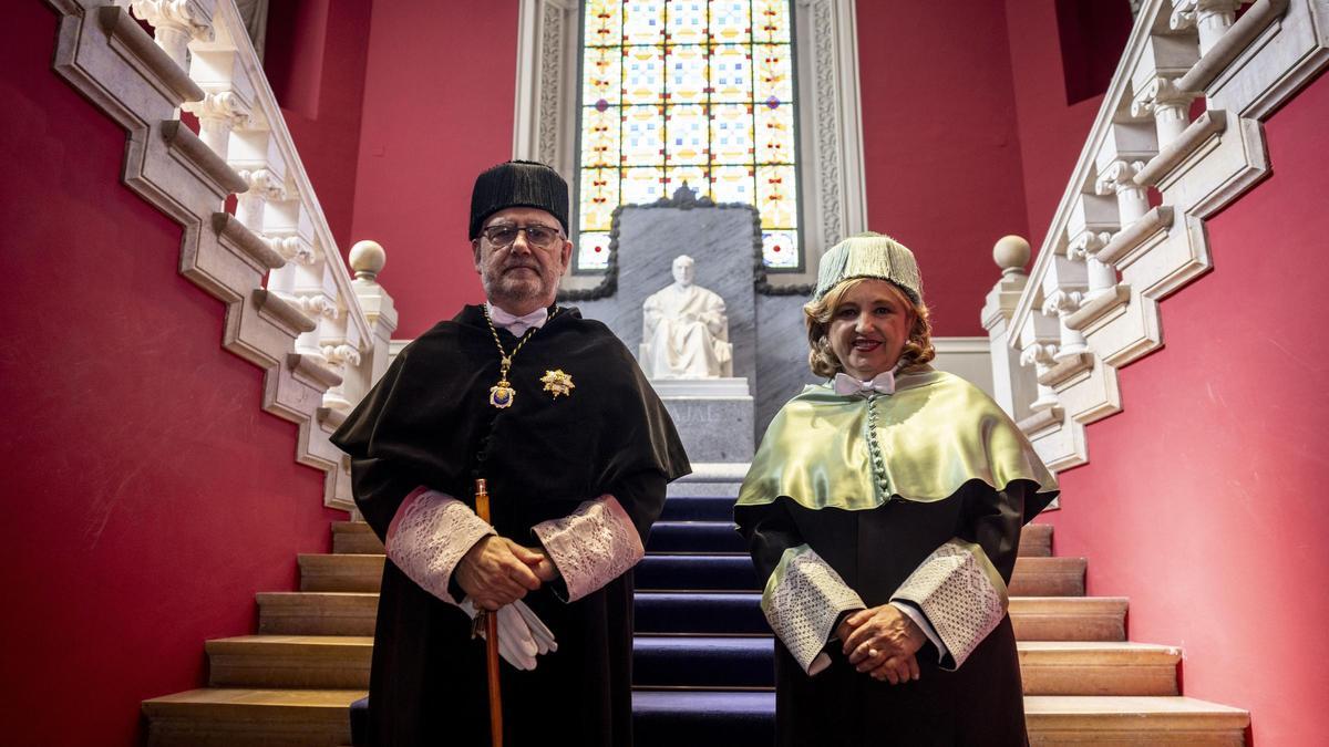 José Antonio Mayoral, rector en funciones, junto a la rectora electa, Rosa Bolea, en la celebración de la festividad de la Universidad de Zaragoza.