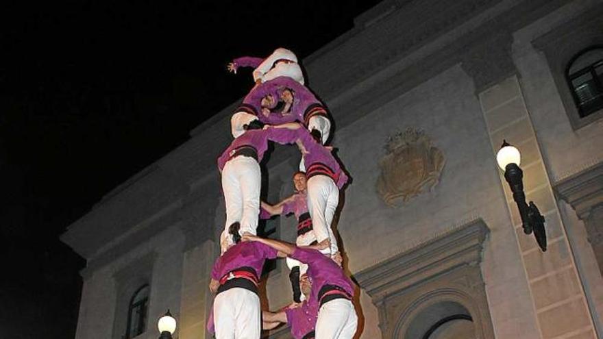 Els integrants dels Moixiganguers aixecant ahir el 4 de 8