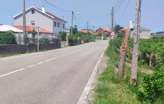 Telefónica sostiene en el aire uno de los postes en Dadín