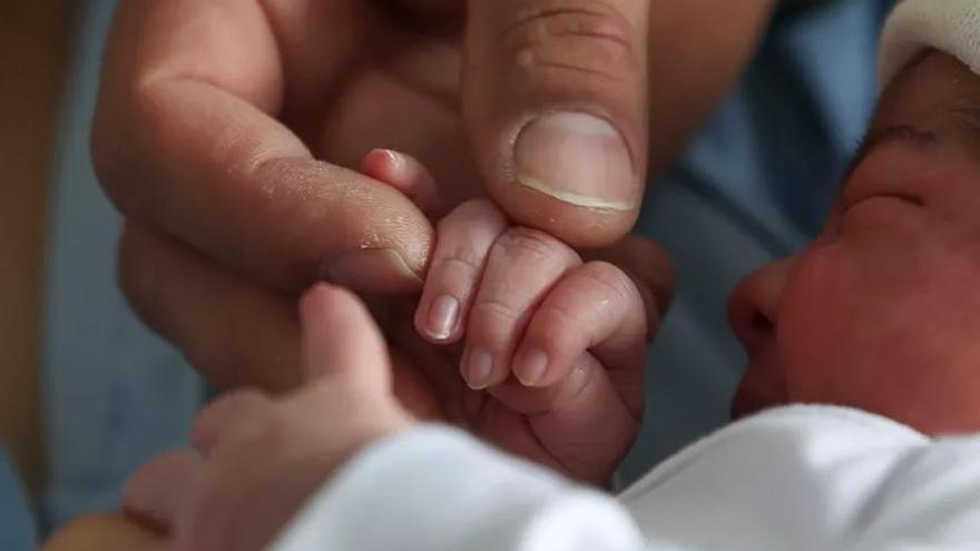 Permiso parental retribuido de ocho semanas: requisitos, plazos y cómo solicitarlo